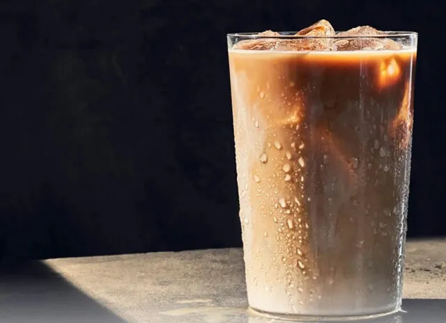 Кофемашина выливает холодный кофе