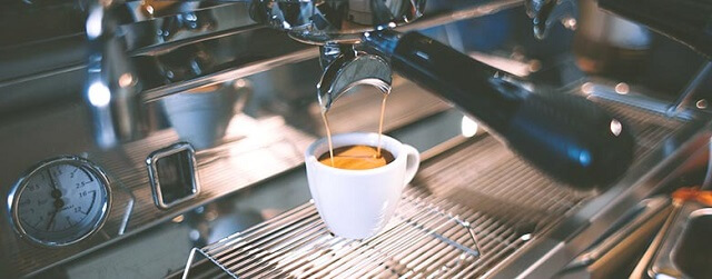 медленно течёт вода из кофемашины