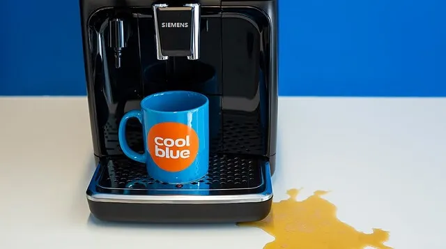 течёт вода из кофемашины