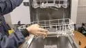 извлеките корзину из посудомоечной машины